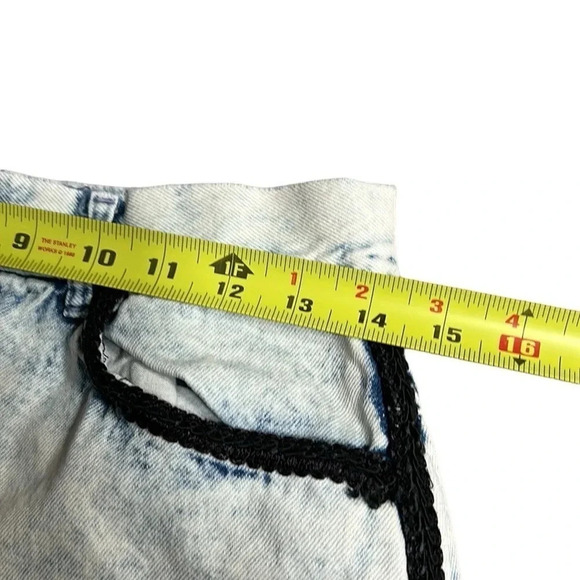 Vintage mini Jean skirt,women size 29?Acid wash, embroidered,patch,retro,boho - Picture 7 of 13